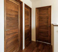 写真：木材で製作された屋内のドア